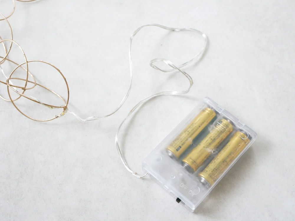 Horn Please MADEの手作りLEDライトワイヤーガーランド。直径5cmの鉄製リングが1.9メートルにわたり連なり、温かみのあるLEDライトで装飾されたデコレーション用ガーランド