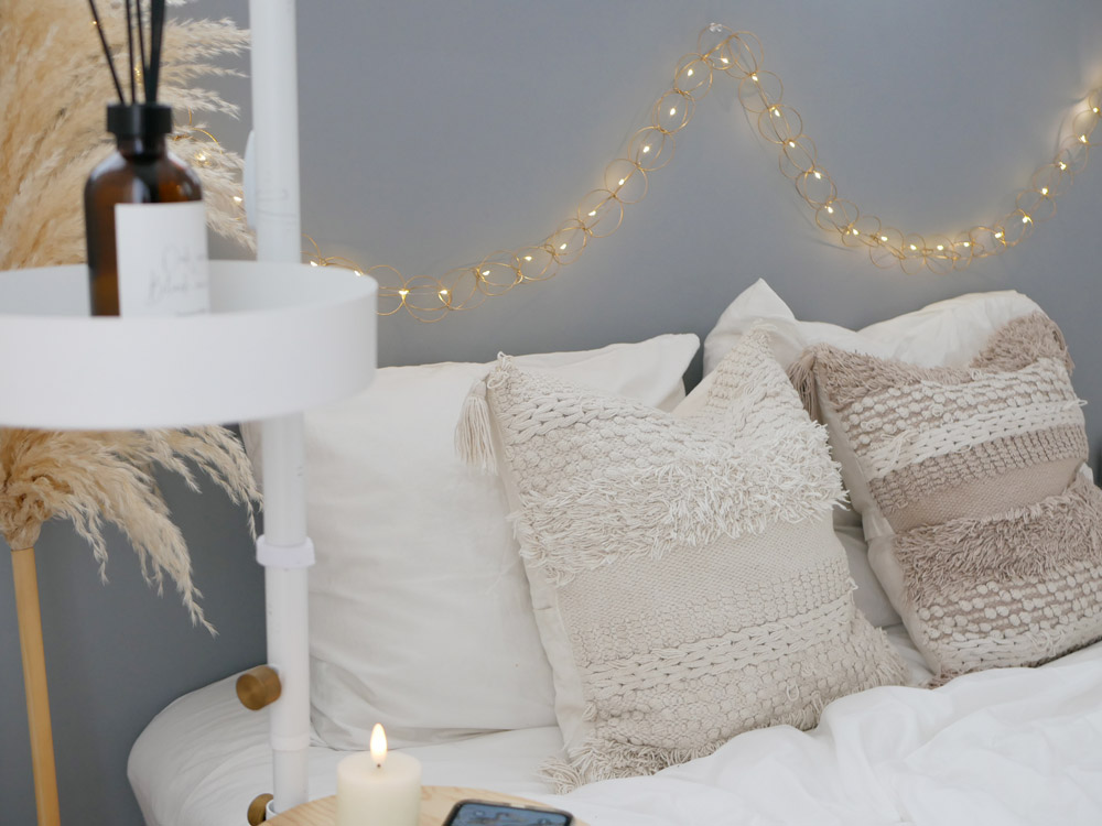 HornPleaseMADE製の直径5cm、長さ1.9mのLEDライトワイヤーガーランド。鉄ワイヤーに配置されたLEDライトが美しく輝く装飾用リング。