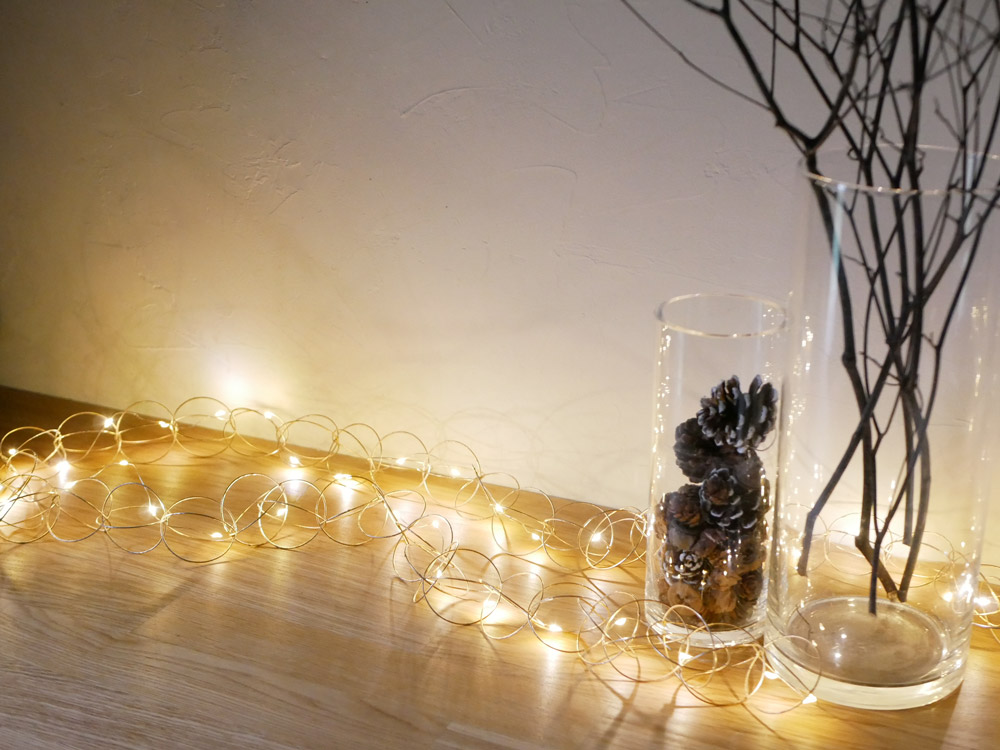 LEDライトが光る鉄製ワイヤーのガーランド