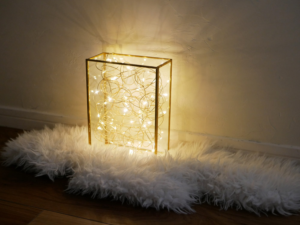 Horn Please MADEのLEDライトワイヤーガーランド。5cm直径のLEDライトが1.9メートルの鉄ワイヤーに均等に配置され、装飾用に点灯している様子。