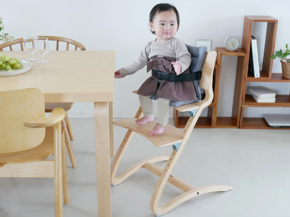 Leanderブランドのクールグレーのハイチェア用クッション