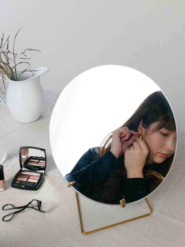 ゴールド仕上げのMOEBEスタンドミラー