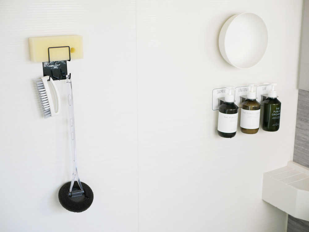 黒色マグネットバスルームツールホルダーが壁に設置されている