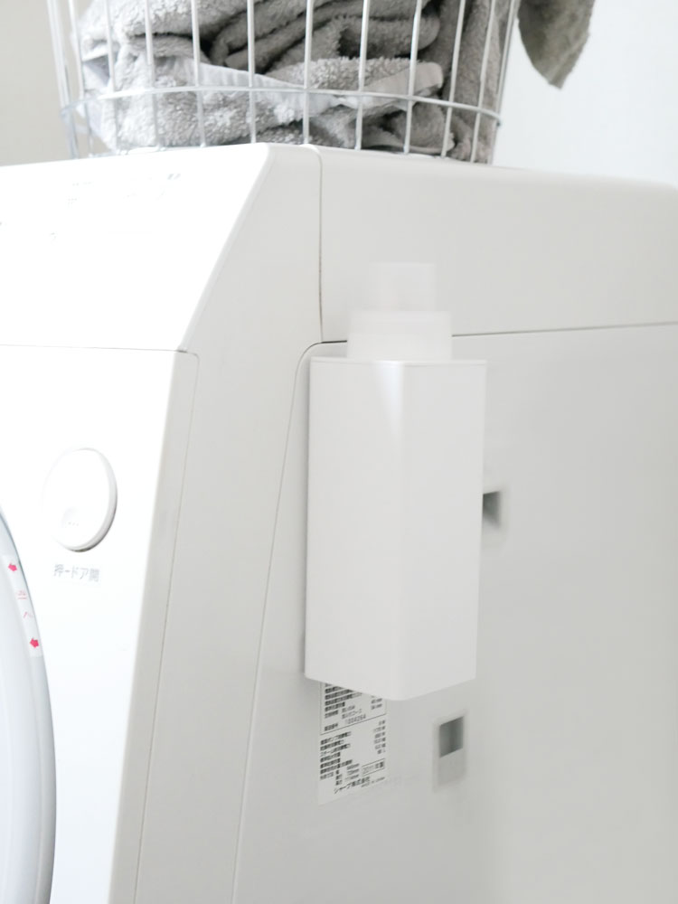 マグネットで壁に設置されたtowerランドリーボトル