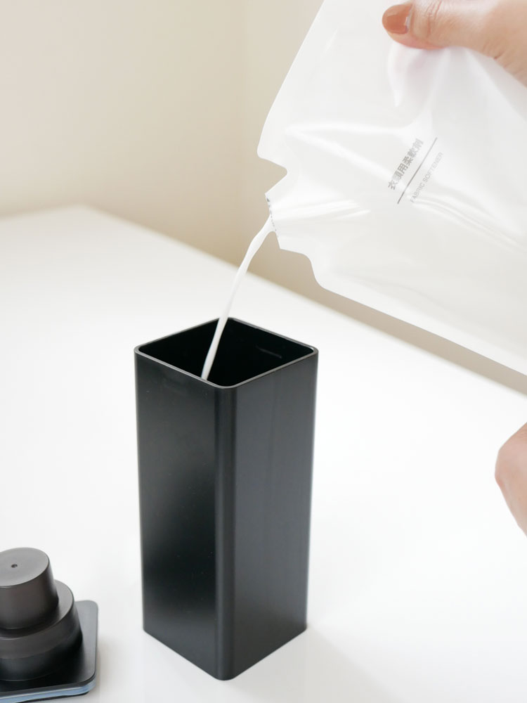 山崎タワーのマグネット詰め替え用ランドリーボトル