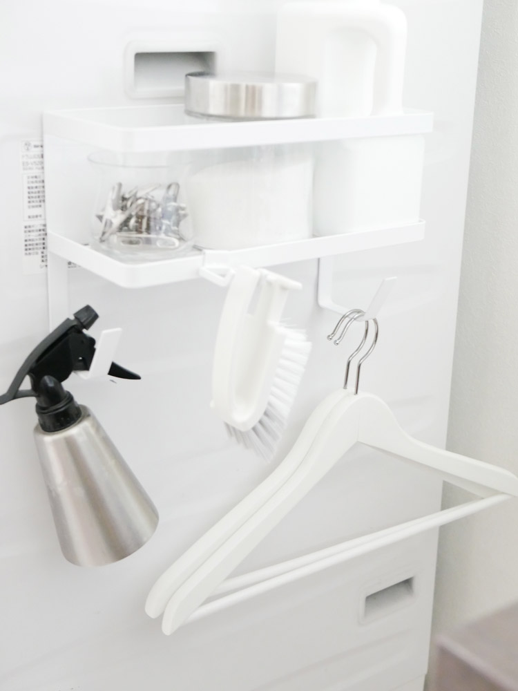 洗濯機側面に取り付けたホースホルダー付きマグネットラック