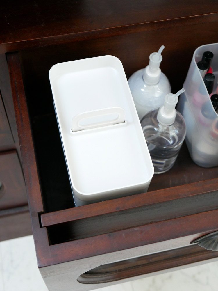 like-itブランドのコンパクトな持ち運び用メイクボックス