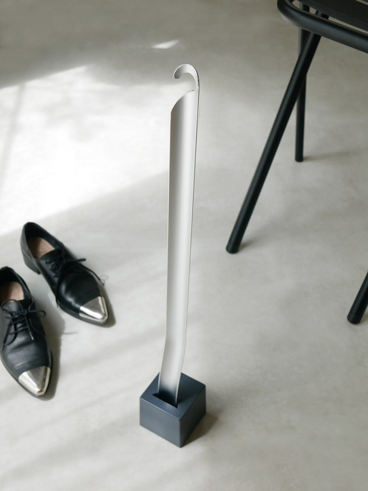 SEMPREブランドのアルミ製靴ベラとスチール製スタンドのセット