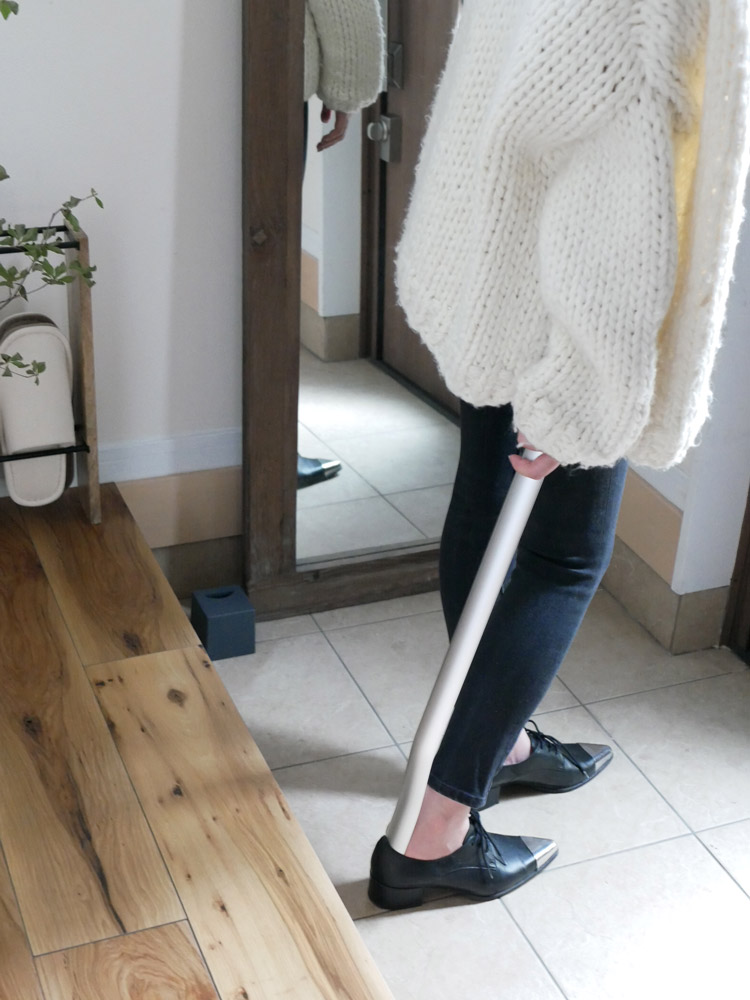 SEMPREブランドのアルミ製靴ベラとABS樹脂およびスチール製スタンドのセット