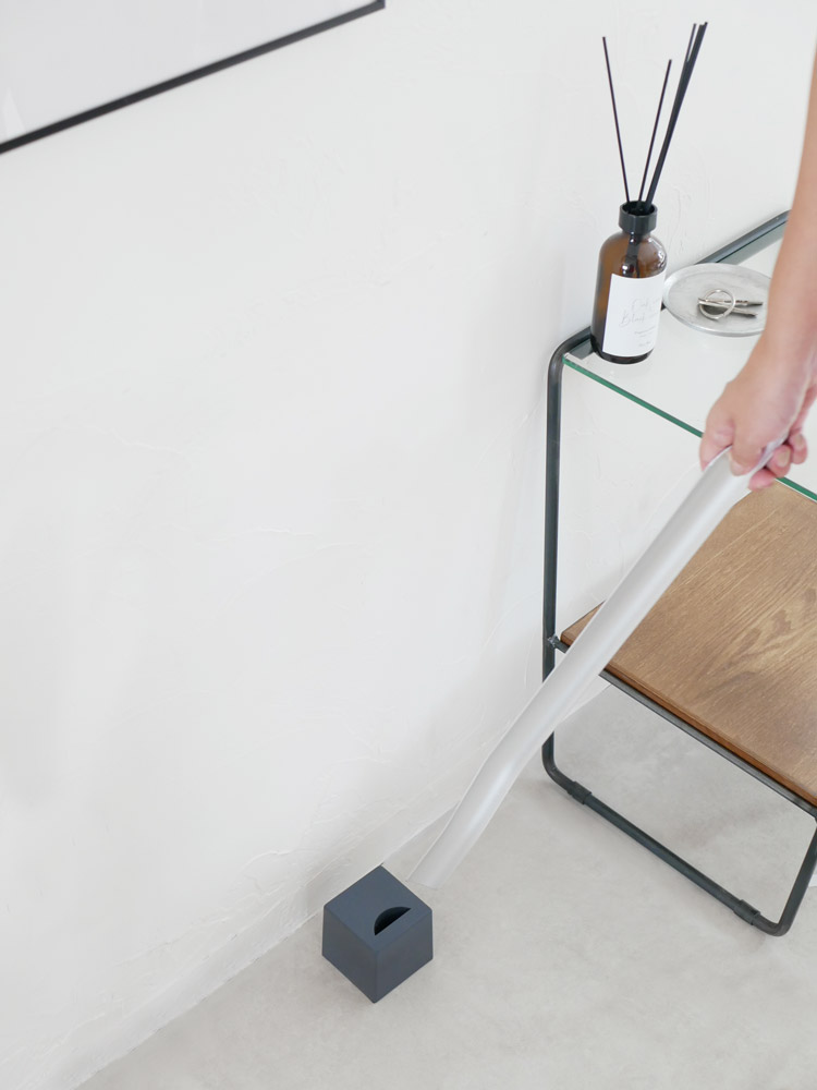 SEMPREブランドのパオロ ディッポーリトデザインによるアルミニウム製靴ベラとABS樹脂製スタンド