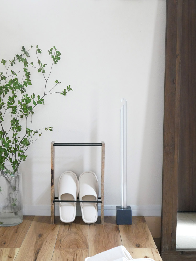 SEMPREブランドのアルミニウム製靴ベラとABS樹脂のスタンド、パオロ ディッポーリトデザイン