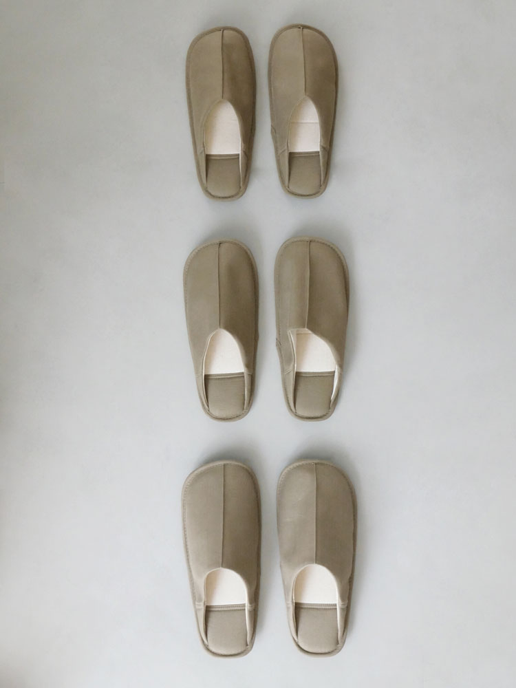 サラサデザインのウォッシャブルスリッパ。麻製の甲部と柔軟なEVA底材を使用した室内専用の快適なスリッパ