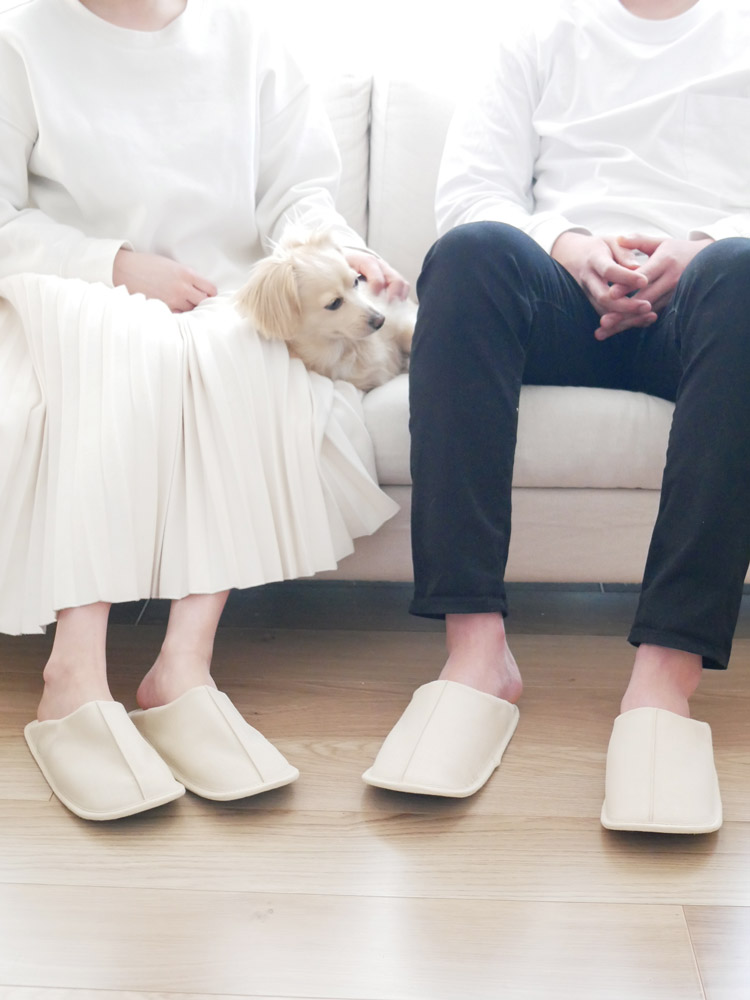 サラサデザインのウォッシャブルスリッパ、麻素材の甲部とポリウレタン底を特徴とする室内用スリッパ