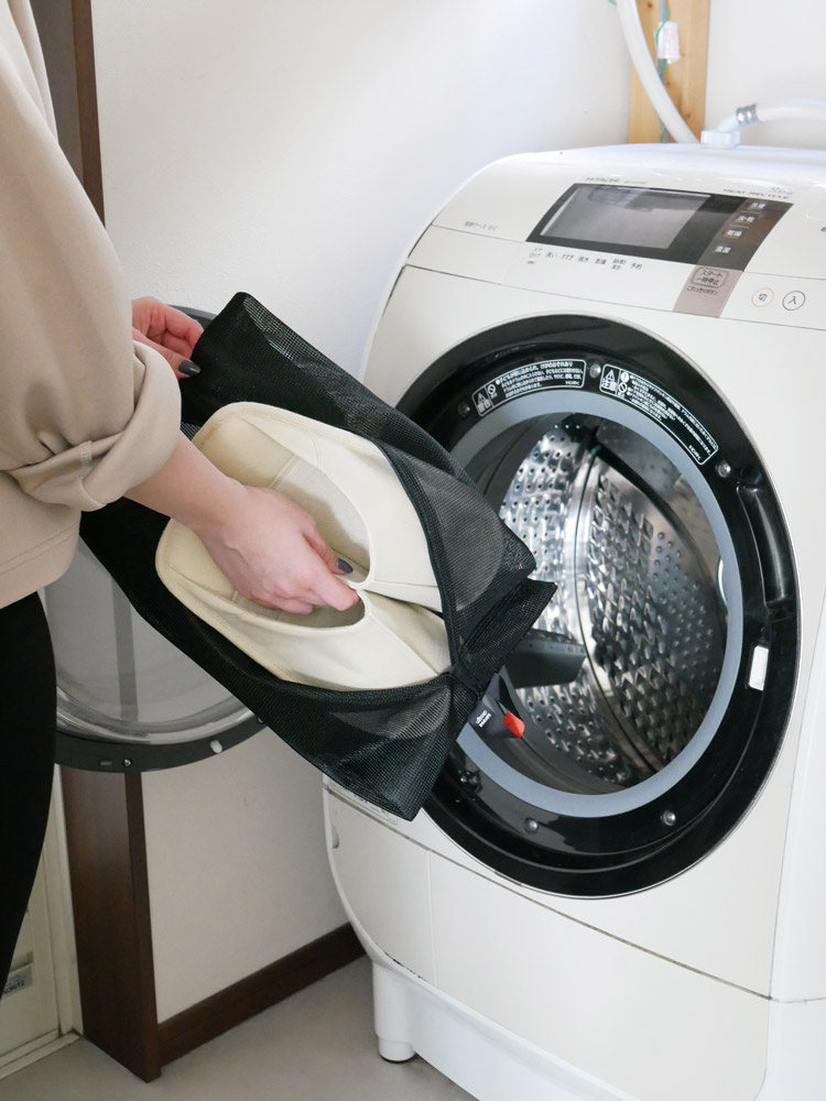 サラサデザインのウォッシャブルスリッパ。麻製インナーとポリウレタン底材を使用した室内用の履きやすいスリッパ