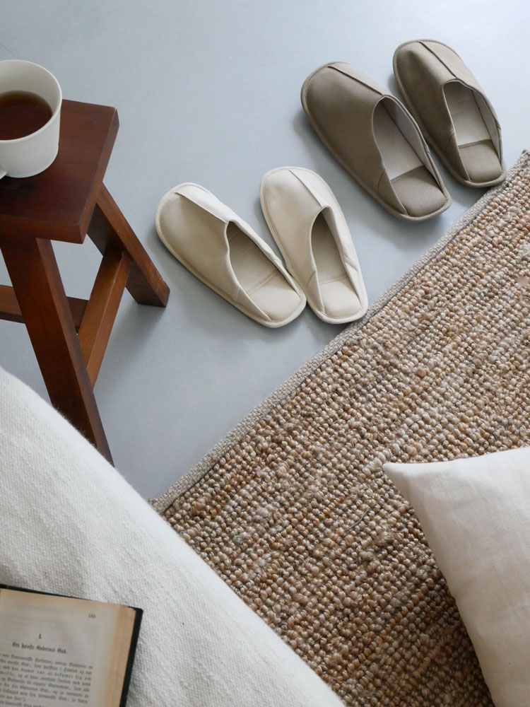 sarasa designのウォッシャブルスリッパ、麻インナーとポリウレタン底を使用した室内用スリッパ