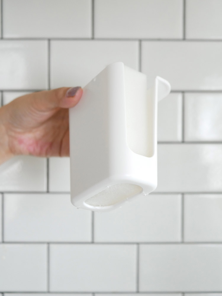 Kichitoブランドのシンク用スポンジポケット。ポリプロピレンとPVC素材で作られ、シンクに簡単に取り付けられる収納ポケット。日本製。