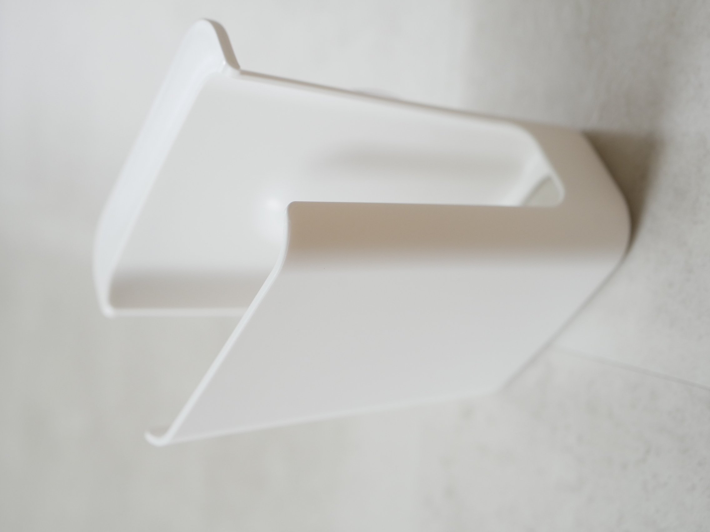 Kichito(SEMPRE)製シンク用スポンジポケット。ポリプロピレンとPVC素材でシンクに取り付け可能なホルダー