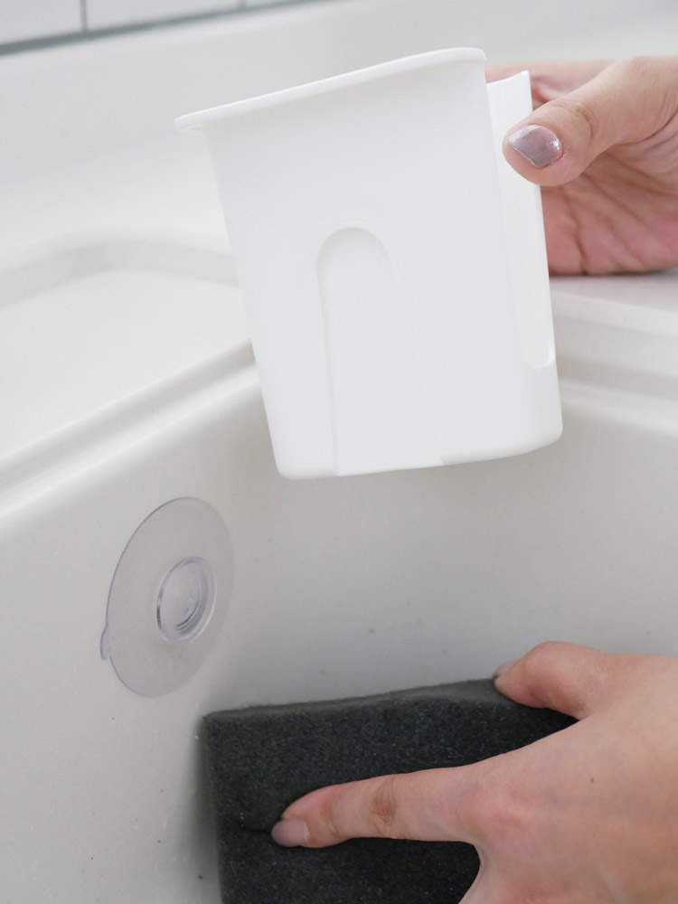 Kichitoブランドのシンク用スポンジポケット。ポリプロピレン製でシンクに取り付け可能な収納グッズ。