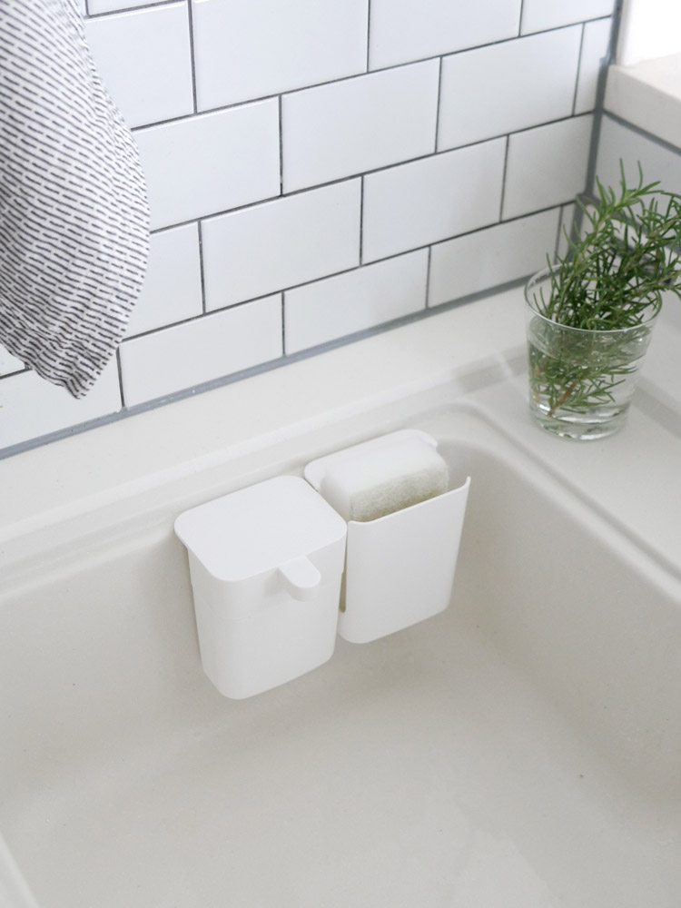 Kichitoブランドのシンク用スポンジポケットがキッチンのシンクに取り付けられている様子