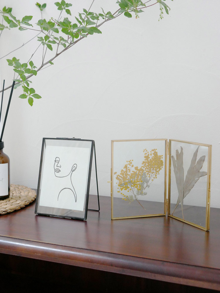 ポッシュリビング製ガラスフレーム。ガラスとブラス素材でシングルサイズ（W13×D8.5×H19cm）とダブルサイズ（W28×D0.6×H17.5cm）があります。