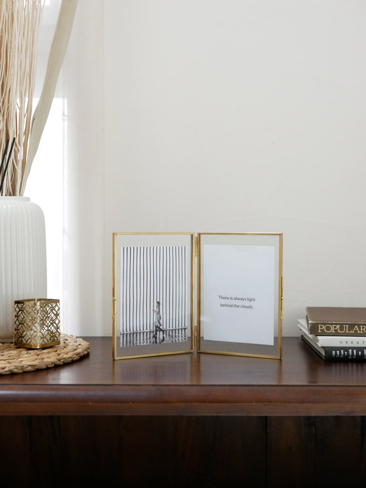 ポッシュリビング製ガラスとブラスのガラスフレーム。シングルおよびダブルサイズあり。