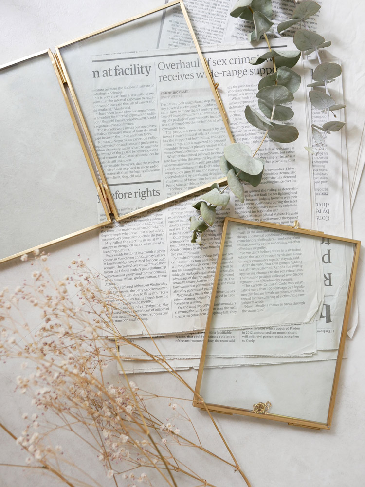 POSH LIVINGのガラスとブラス製ガラスフレーム。スタンドに立てられたシンプルでエレガントなデザイン