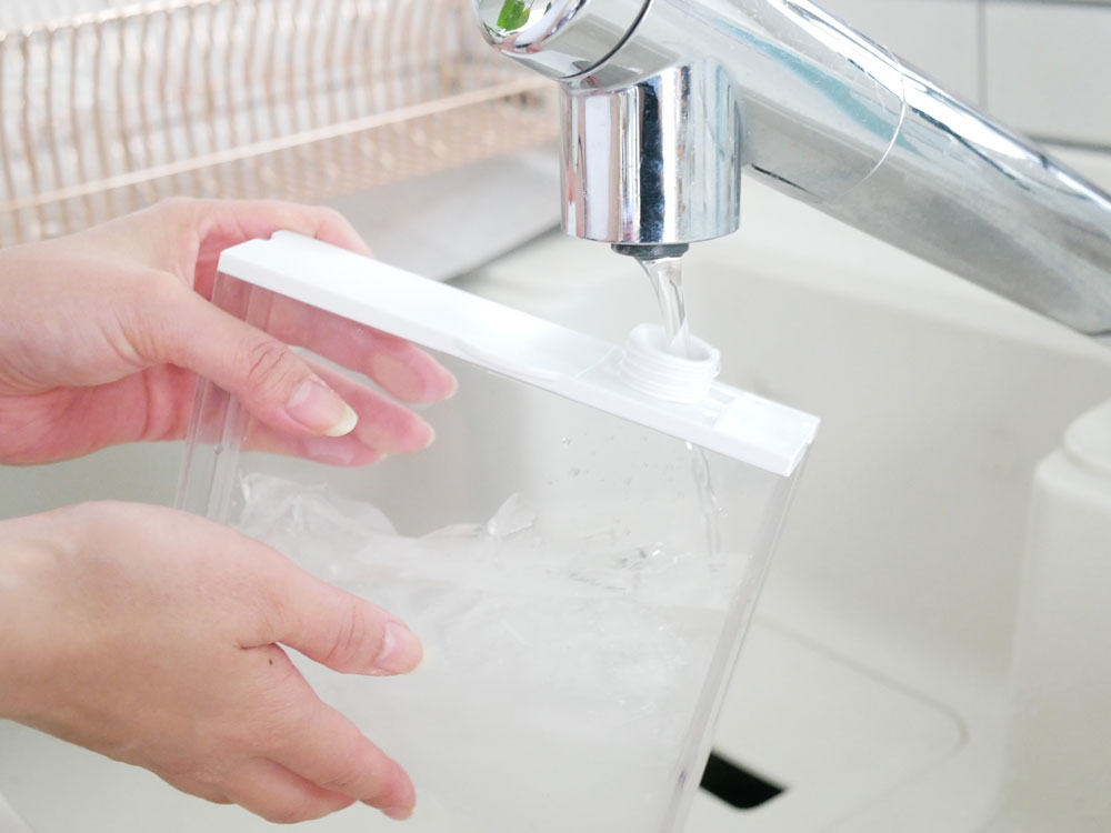 THREEUPブランドの充電式パーソナルクーラー本体