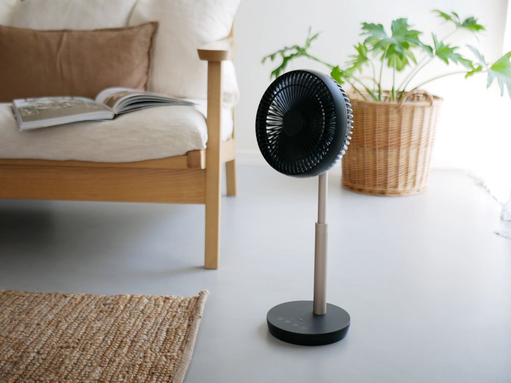 THREEUPの黒色充電式スマートファン