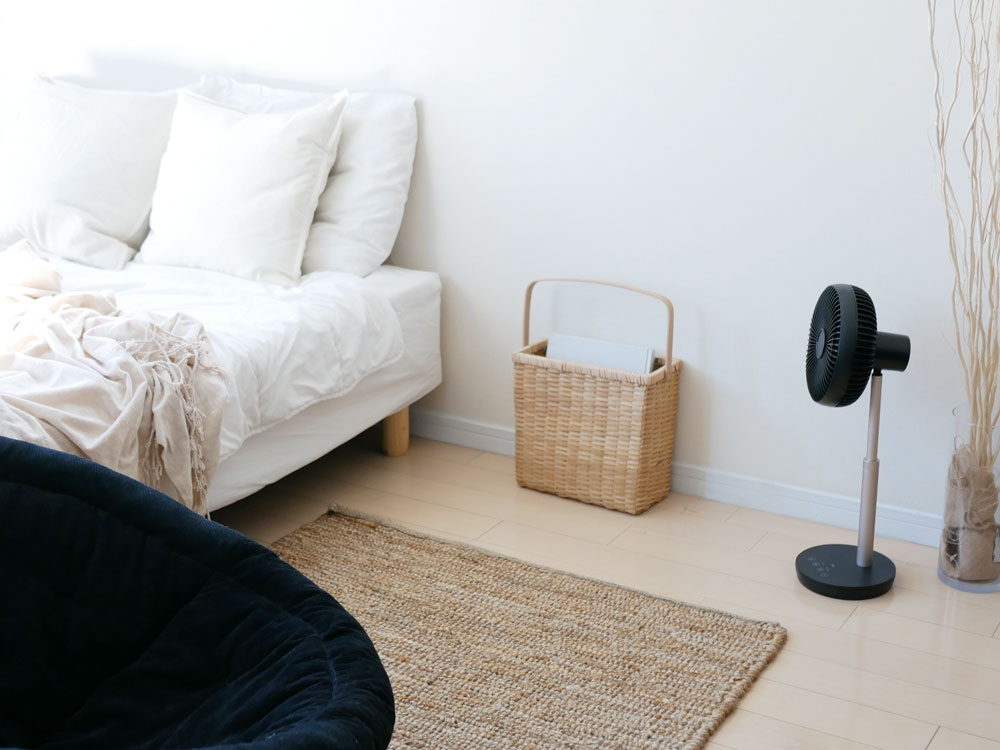 THREEUPの黒色充電式スマートデザインファン