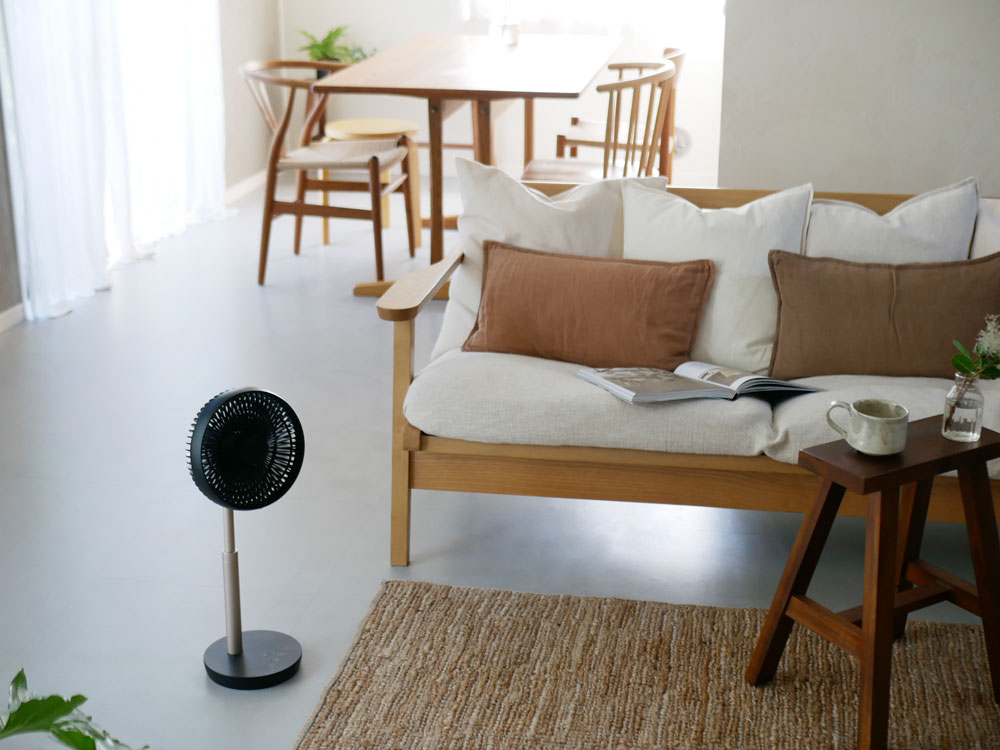 THREEUPの黒色スマート充電式ファン