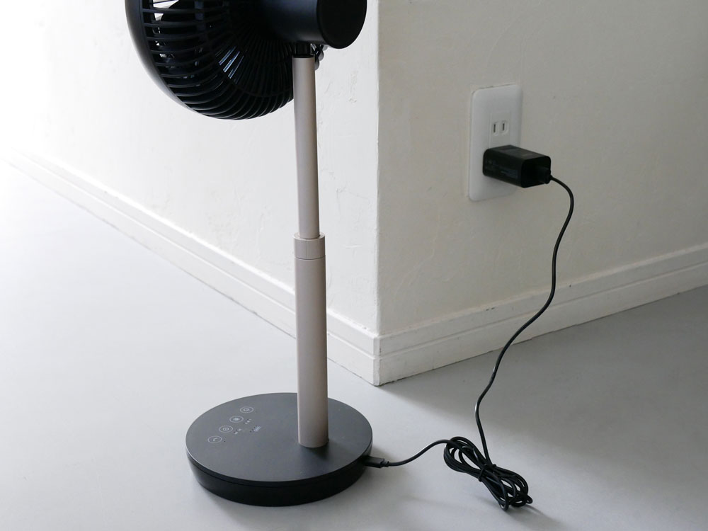 黒色のTHREEUP充電式スマートデザインファン