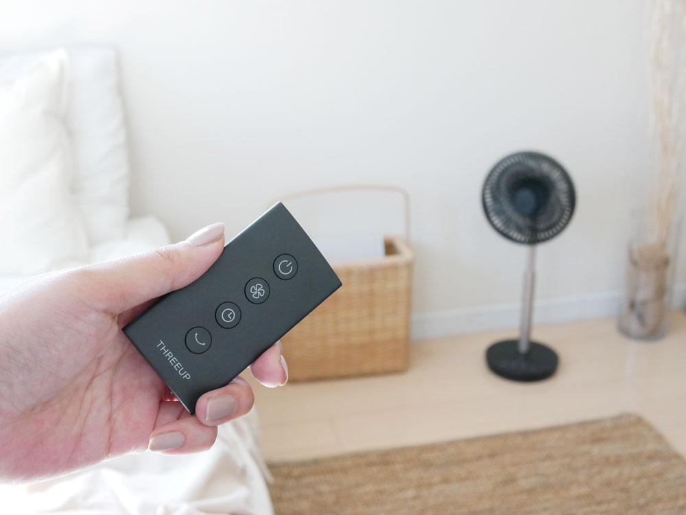 THREEUPの黒色充電式スマートデザインファン