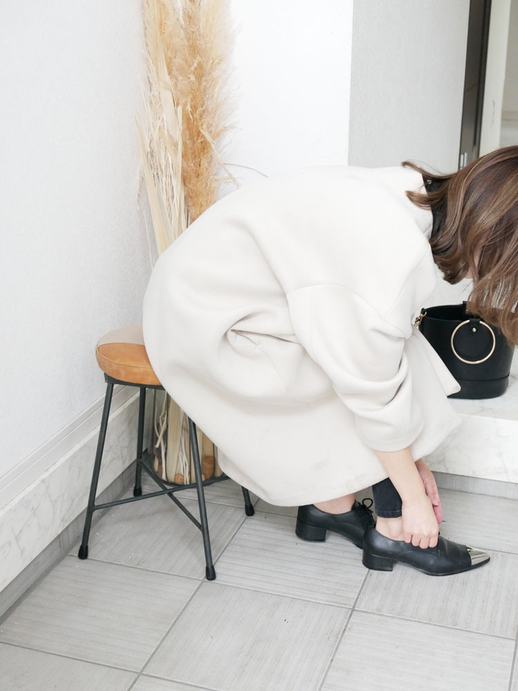 二色デザインのSIKAKUスツール。牛本革とキャンバスの座面に、クリアラッカー塗装された鉄脚を組み合わせたモダンな椅子です。