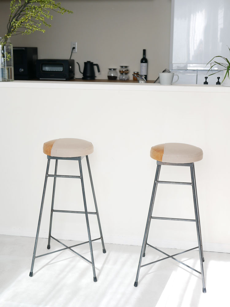 四角商店の【SIKAKU】two toneスツール。牛本革とキャンバスの座面にクリアラッカー塗装された鉄脚を組み合わせたデザイン。