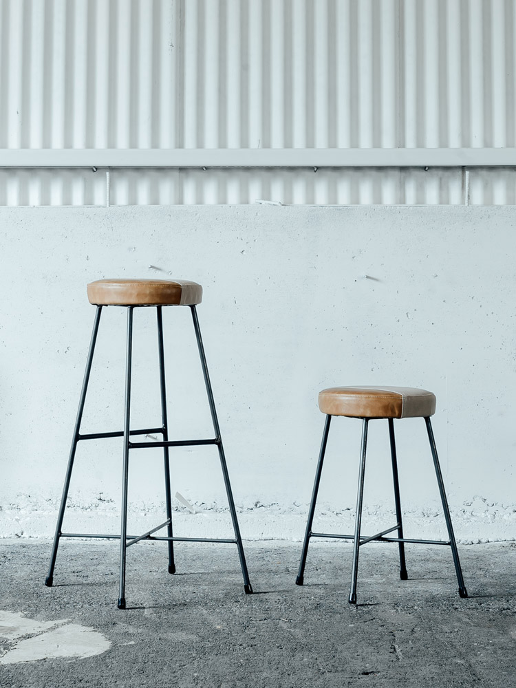 SIKAKUブランドのtwo toneスツール。牛革とキャンバスの座面にクリアラッカー塗装の鉄脚を組み合わせたモダンなデザインの椅子