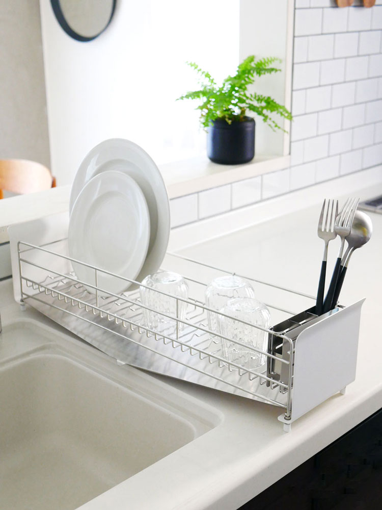 キッチンに置かれた【UtaU】ステンレス水切りラック