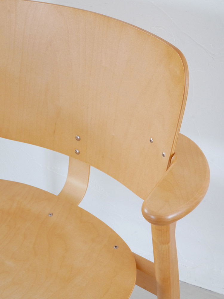 アルテックのフィンランド製ドムスチェア、バーチ材のハニーステイン仕上げを施した木製デザインチェア