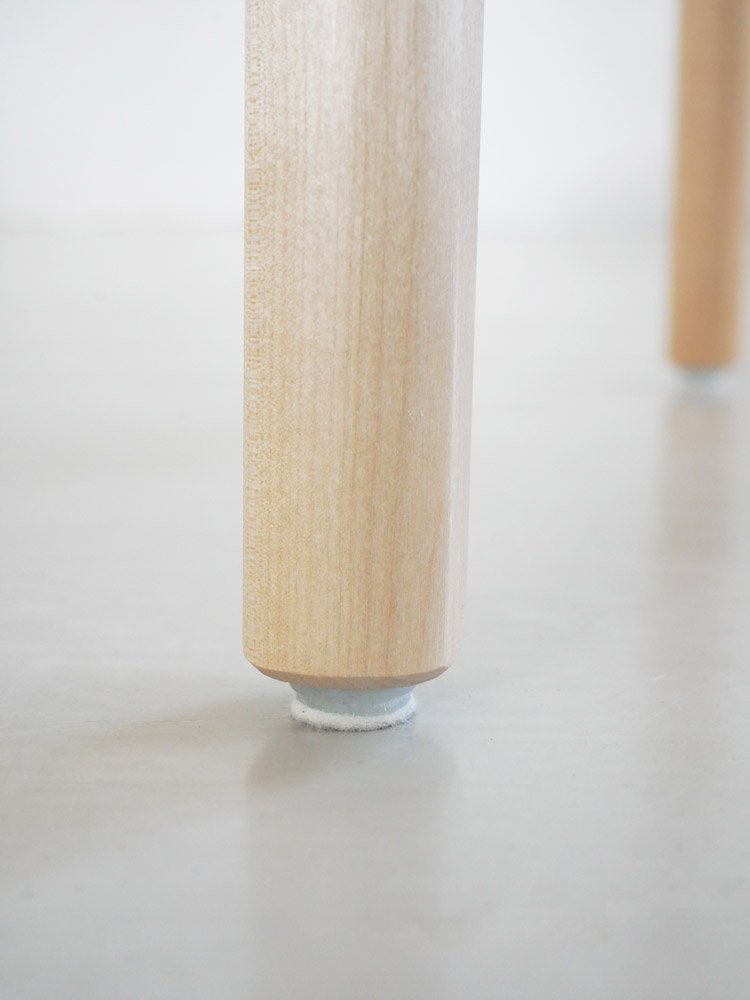 フィンランド製アルテックのドムスチェア。バーチ材のハニーステイン仕上げによるシンプルでモダンなデザインの椅子。