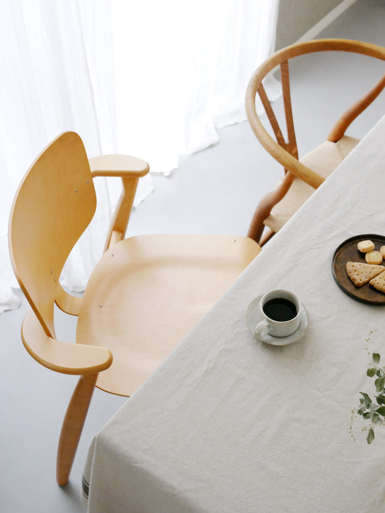 Artek（アルテック）のドムスチェア。バーチ材を使用したハニーステイン仕上げのモダンな木製チェアで、フィンランド製。幅58cm、奥行54cm、高さ79cm、座面高さ44.5cm