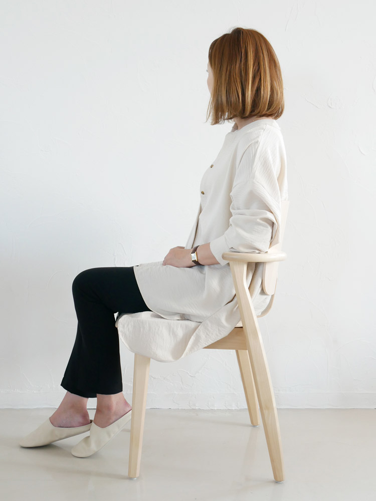 Artek製フィンランド産ドムスチェア、バーチ材にハニーステイン仕上げのモダンなデザイン