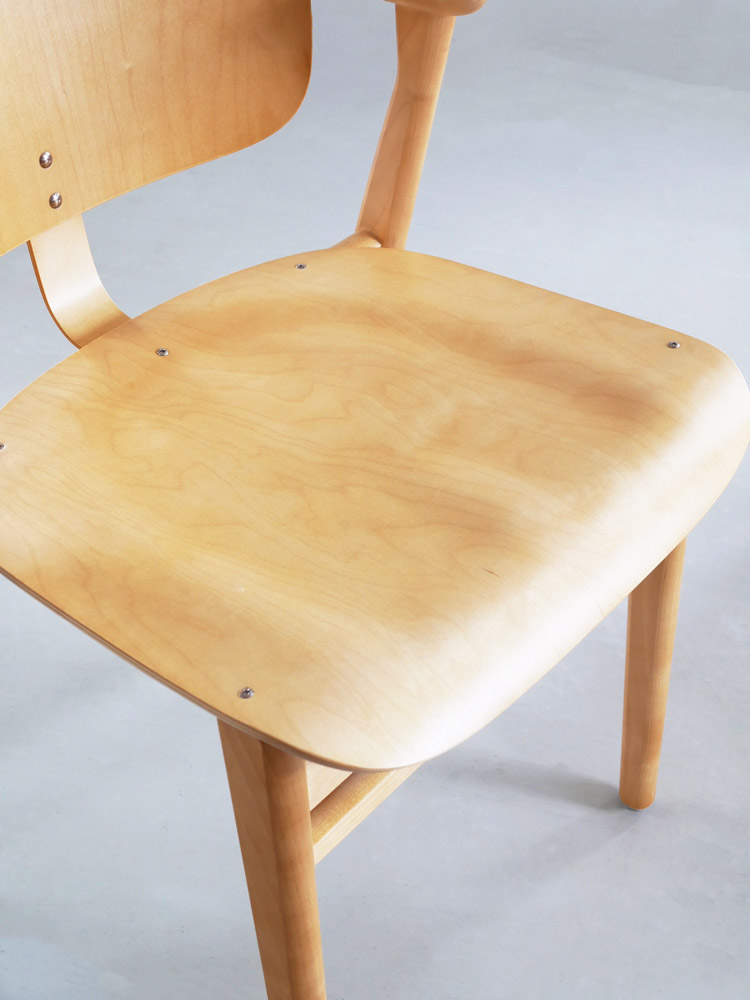 アルテックのフィンランド製ドムスチェア、バーチ材ハニーステイン仕上げとフェルト座面を持つモダンなデザイン椅子