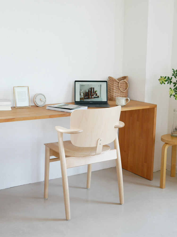 フィンランド製Artekのドムスチェア、バーチ材を使用したハニーステイン仕上げのスタイリッシュなデザイン椅子