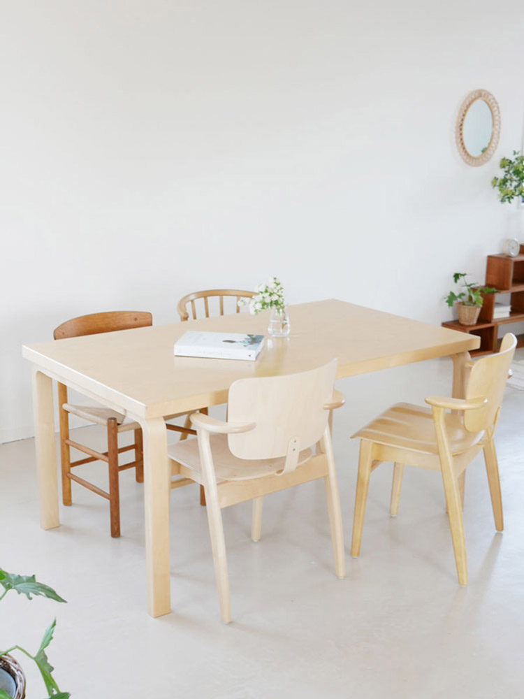 アルヴァ・アアルトデザインのバーチ材製テーブル82A82B、クリアラッカー仕上げのシンプルなスタイル