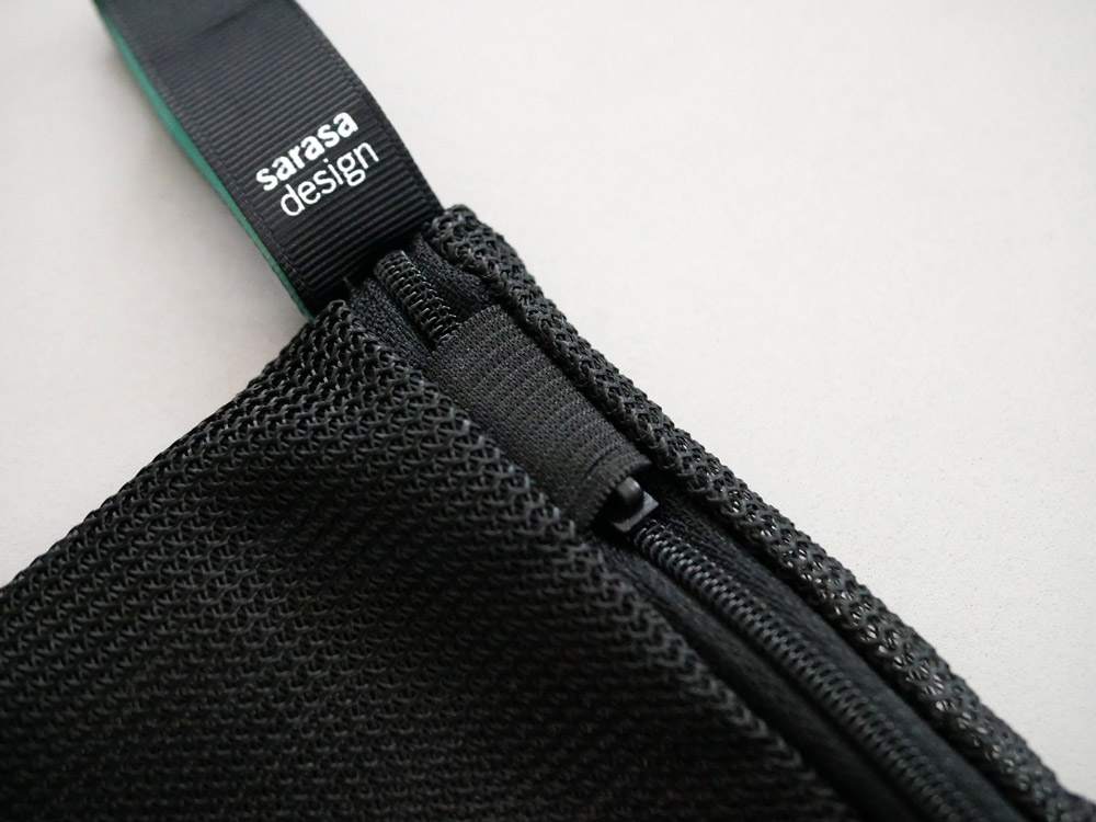 sarasa designのリバーシブルフラットランドリーネット。ポリエステルとラテックス素材で作られ、Mサイズ（29.5×37cm）とLサイズ（40×46cm）があります。衣類の洗濯時に使用する家庭用洗濯ネットです。