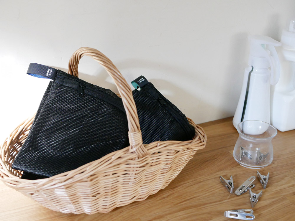 サラサデザインのリバーシブルフラットランドリーネット。ポリエステルとラテックス素材で作られたMサイズ（29.5×37cm）とLサイズ（40×46cm）があり、家庭の衣類洗濯に最適です。