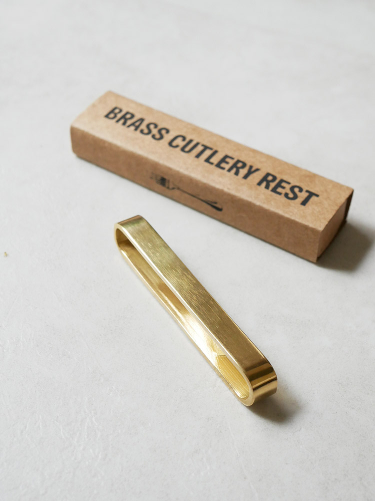 ホーンプリーズ製の真鍮カトラリーレストがテーブル上に配置されているシンプルなデザイン