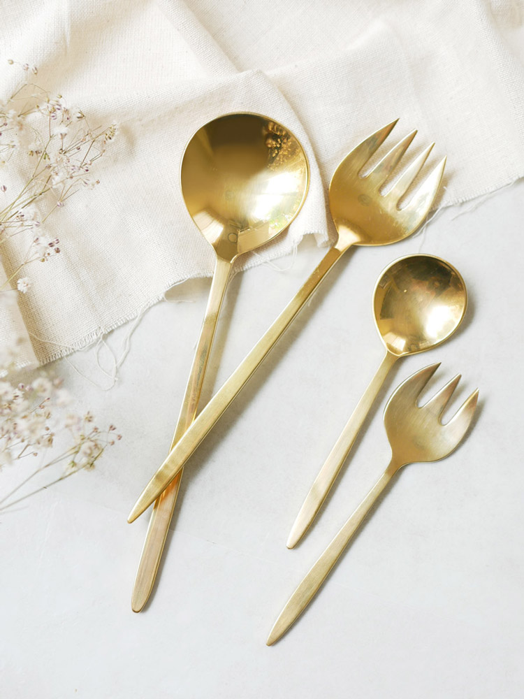 Horn Pleaseホーンプリーズの真鍮製スムースカトラリーセット。ディナースプーン、ディナーフォーク、デザートスプーン、デザートフォークの4種類が揃っています。