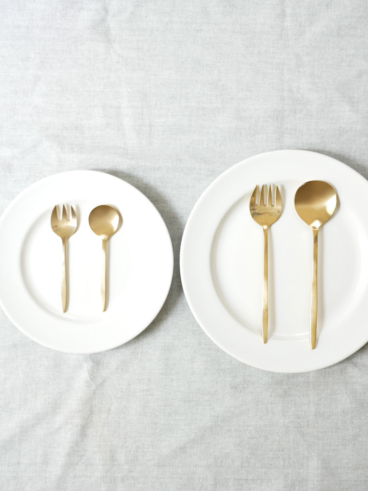 真鍮製ホーンプリーズBRASSスムースカトラリーセット。デザートスプーン、デザートフォーク、ディナースプーン、ディナーフォークが揃っています。