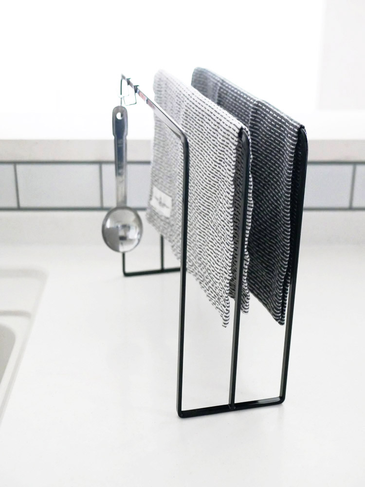 YAMAZAKI製タワー型布巾ハンガー、スチール製フック付き