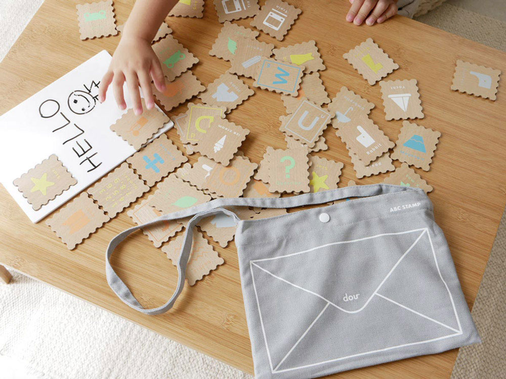 douブランドのABCスタンプセット。木製ABCカード2枚、アクリルボード、綿製ショルダーバッグが含まれています。